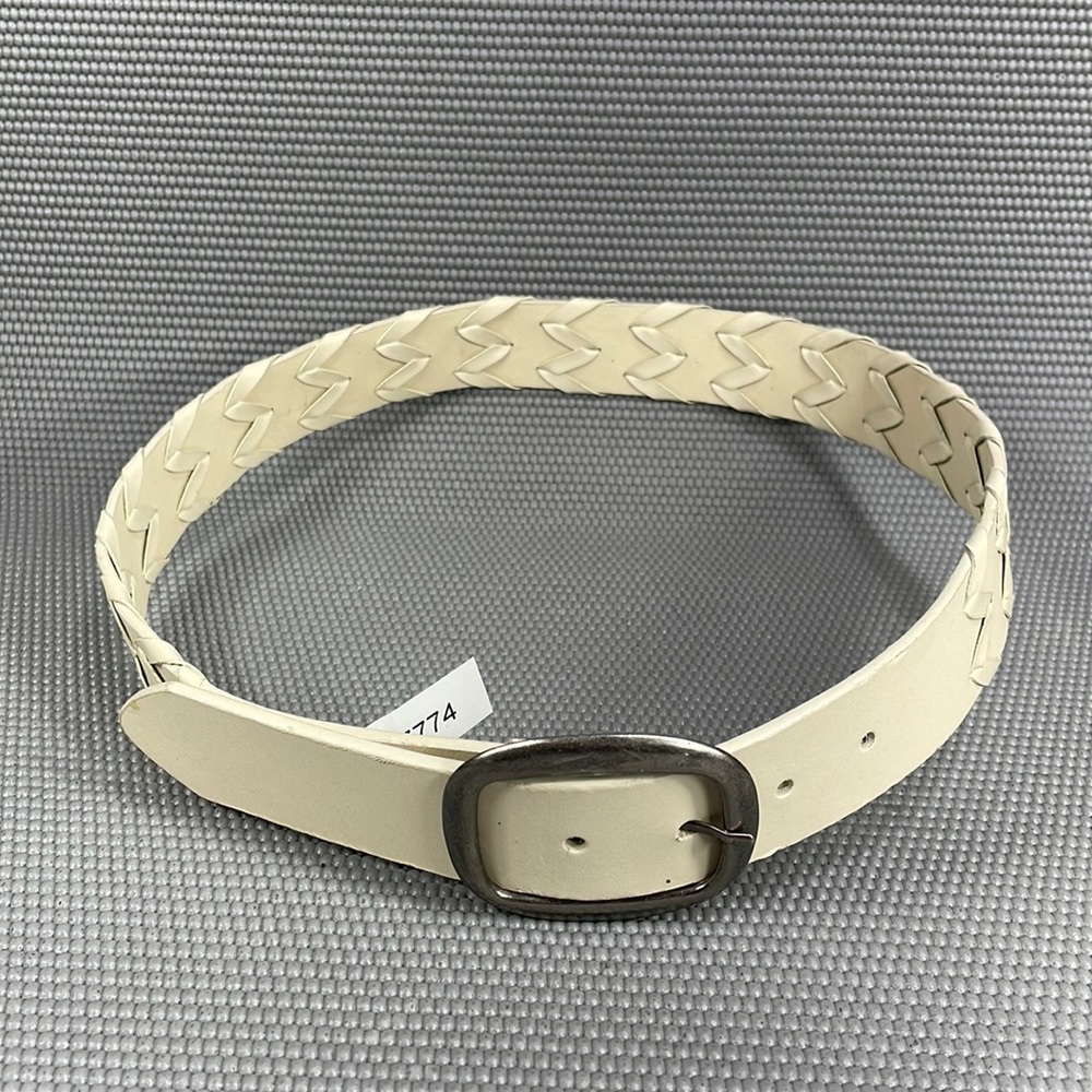 Basic Cream-Colored Belt Good Condition